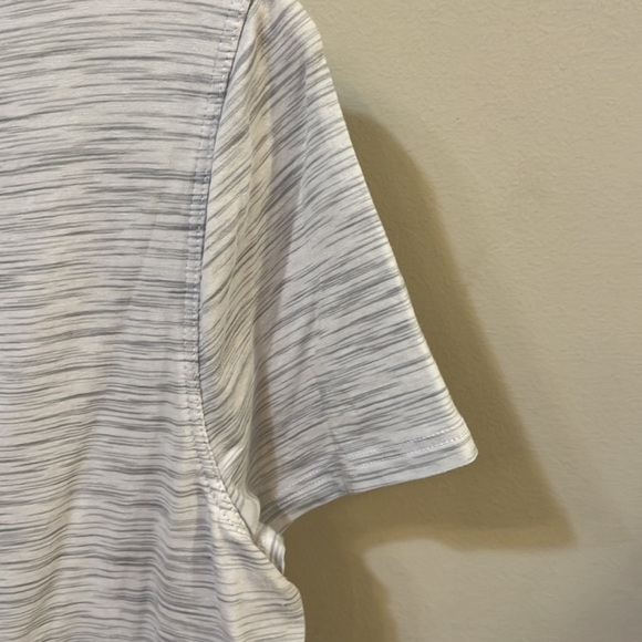 Women's Size 6 lululemon casual/workout shirt - Picture 5 of 6